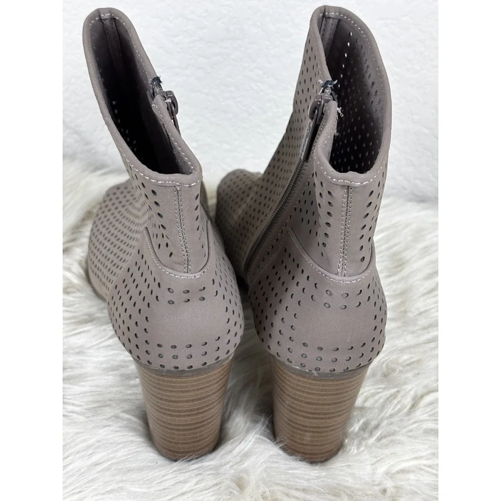 Breckelles Amber 32 Peep Toe Booties Women's 11 Gray Beige Chunky‎ Heel Chic